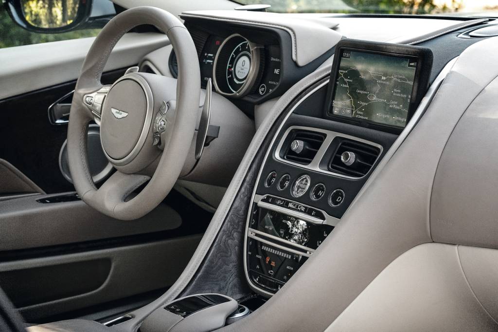 Comandos do sistema de entretenimento vêm dos Mercedes - a marca alemã é acionista da Aston