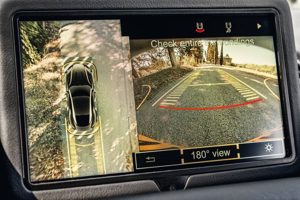 Câmera de 360º facilita as manobras em um carro grande e com pouca área envidraçada
