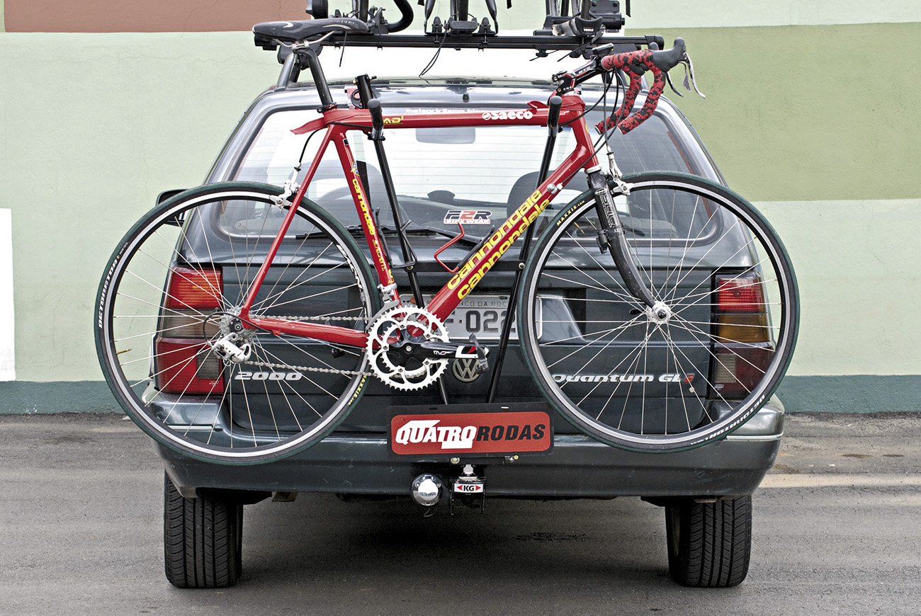 Suportes para bicicletas não podem cobrir a placa; se isso ocorrer, é necessário instalar uma placa extra