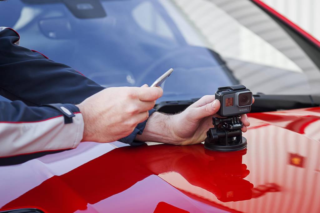 Novo Jaguar F-Type Câmera GoPro pode ser montada em um suporte no capô