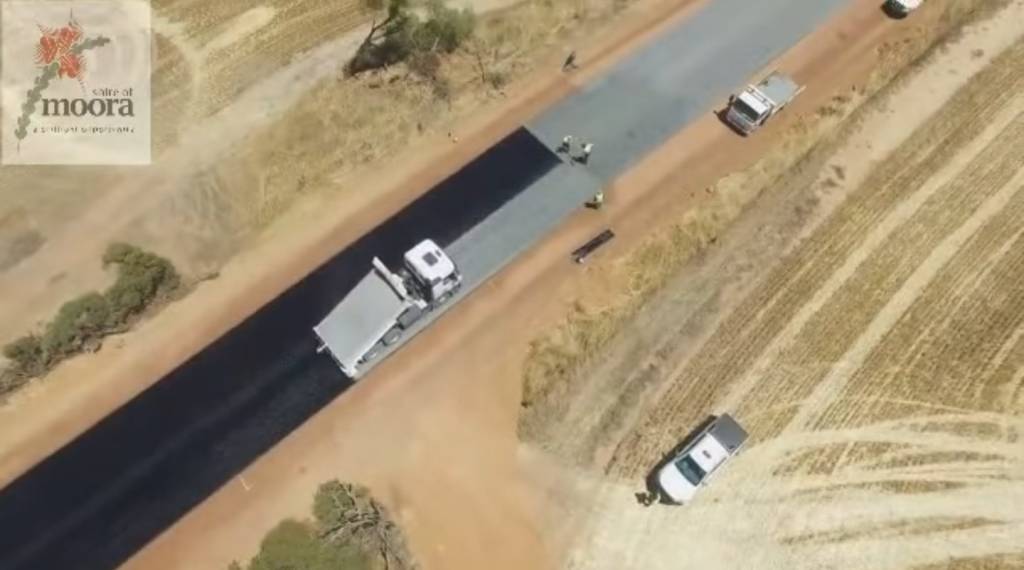 Estrada na Austrália sendo pavimentada