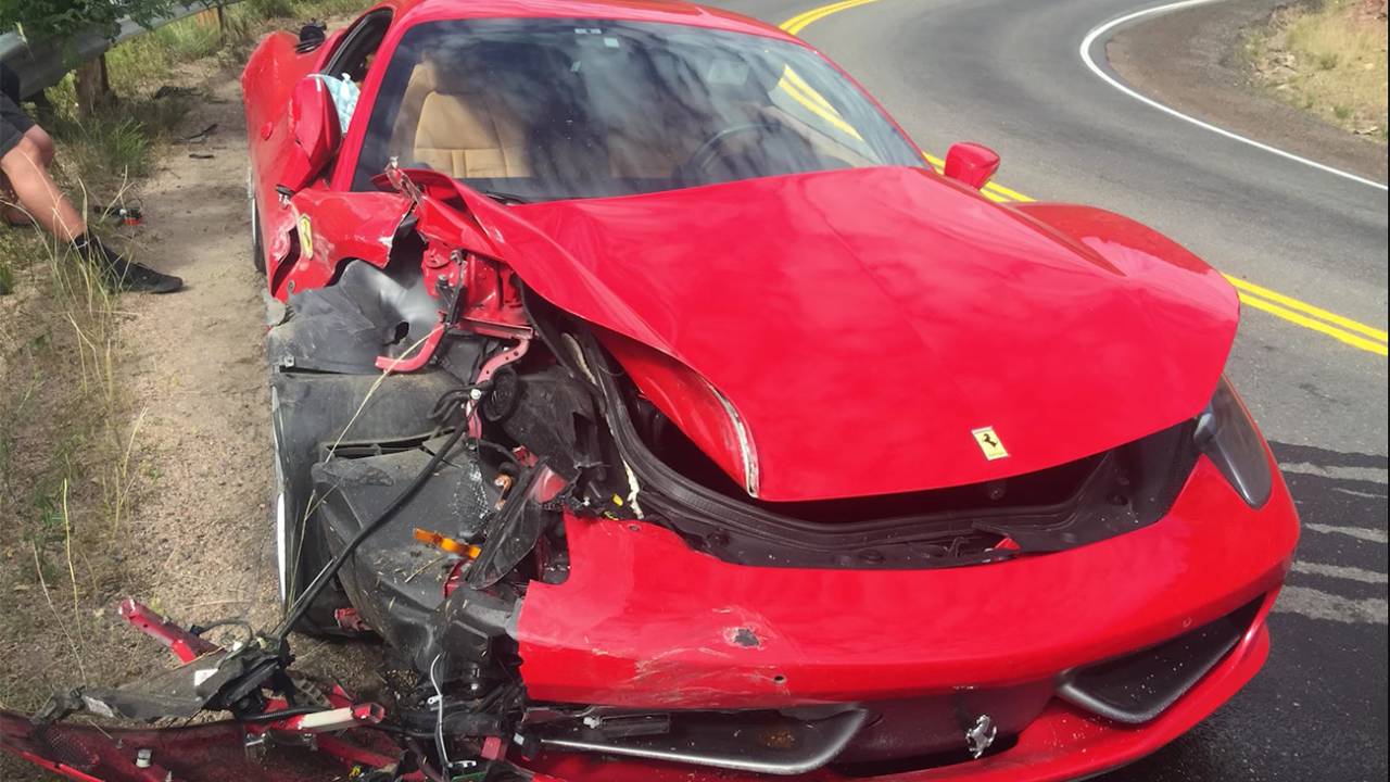 Ferrari 458 alugada e batida