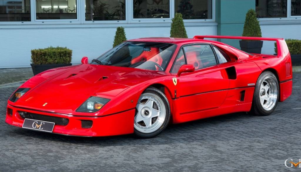 Ferrari F40 na posição 3x4 de frente