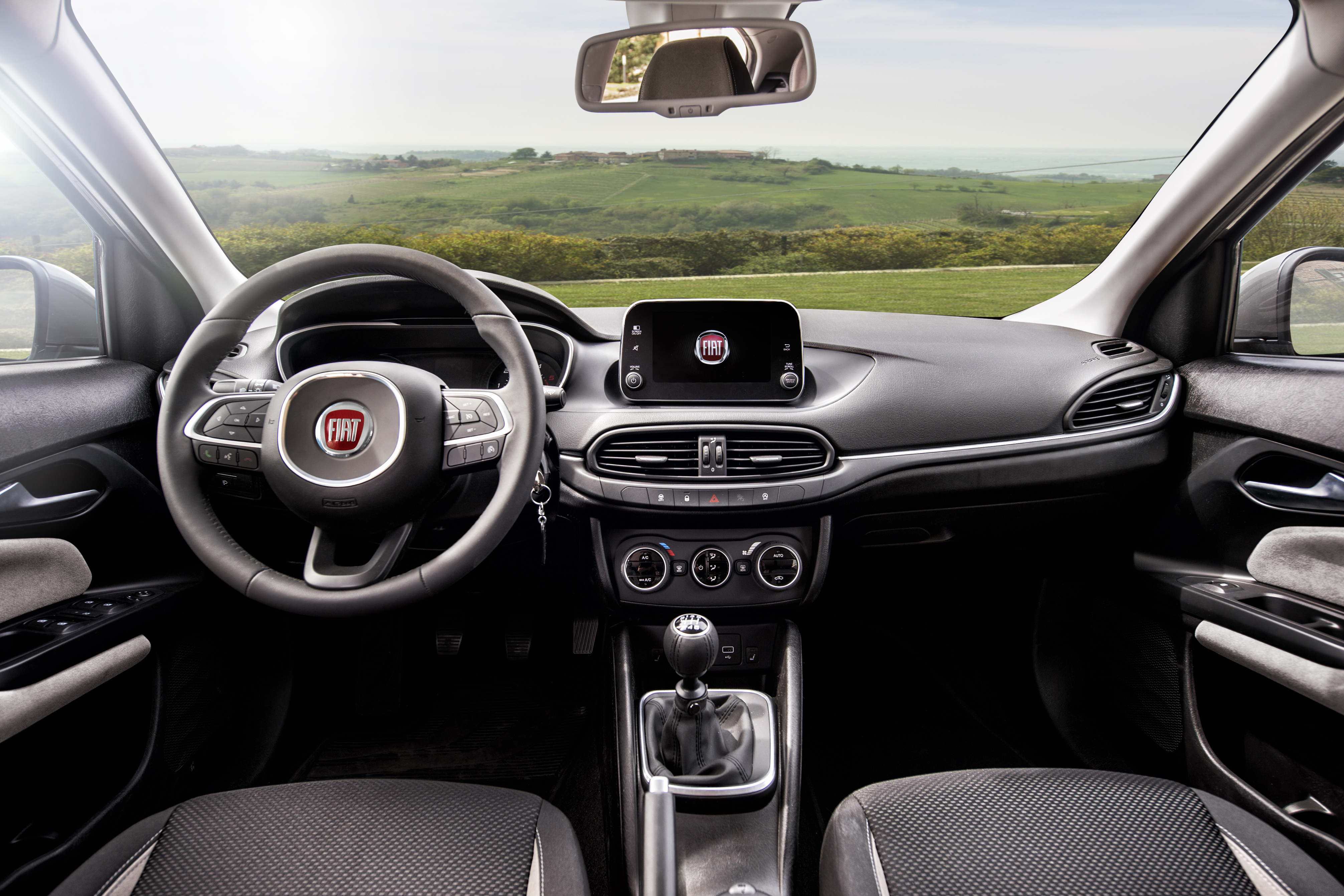 Fiat Tipo tem mesmo volante da Toro e central multimídia destacada no painel