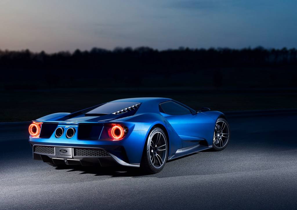 Ford GT na posição 3x4 de traseira