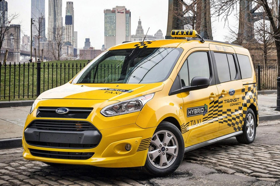 A novidade para a Ford Transit Connect será uma versão híbrida que pode ser recarregada em tomada, prevista para 2019