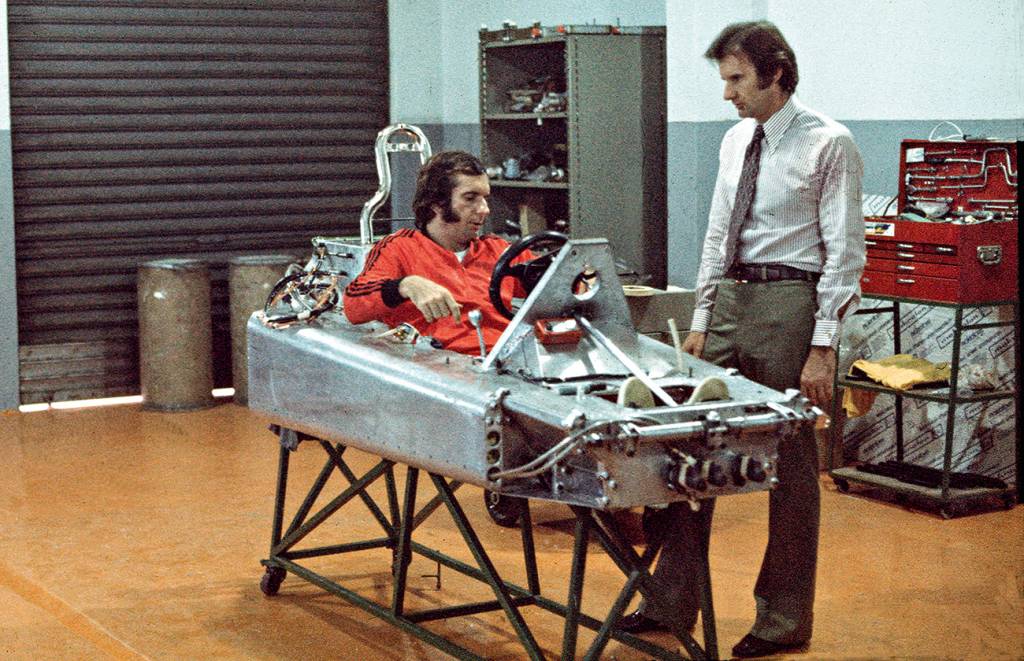 Emerson e Wilsinho trabalham na fabricação do primeiro chassi em 1974