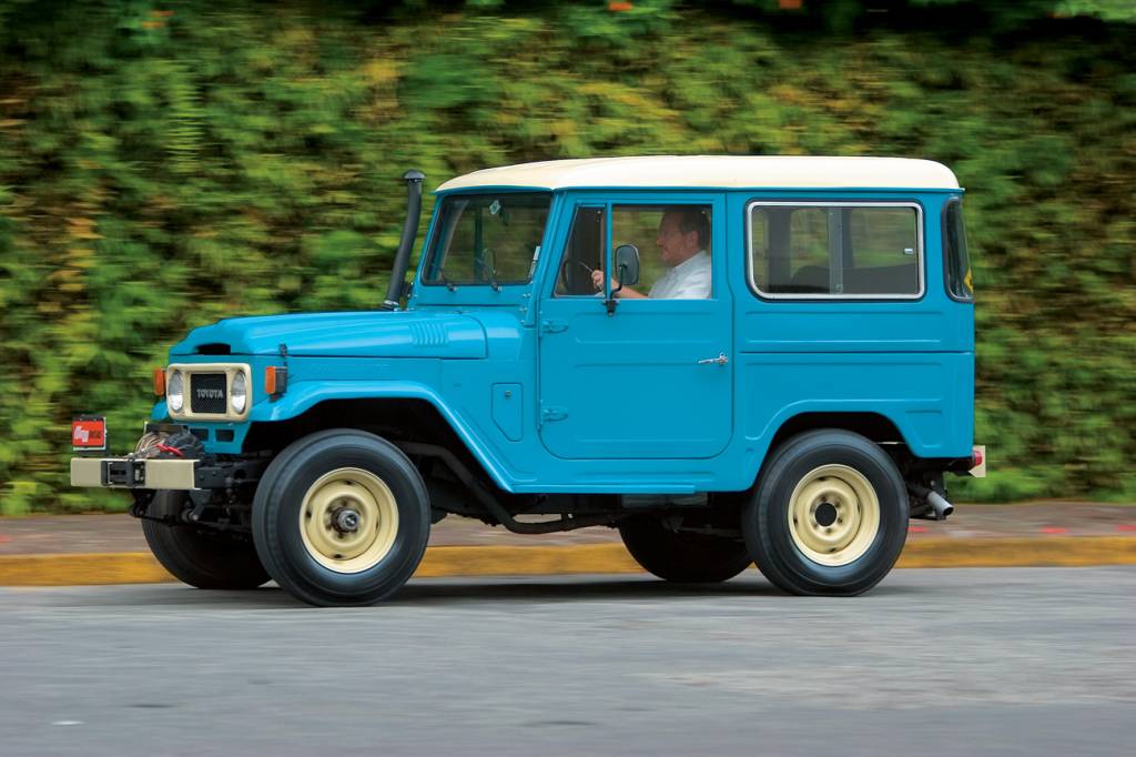 Toyota Bandeirante azul petróleo visto de lado