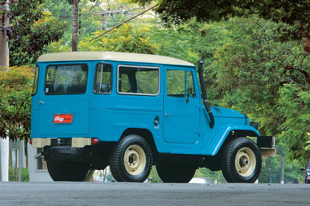 Toyota Bandeirante Estepe sob a carroceria libera espaço no porta-malas
