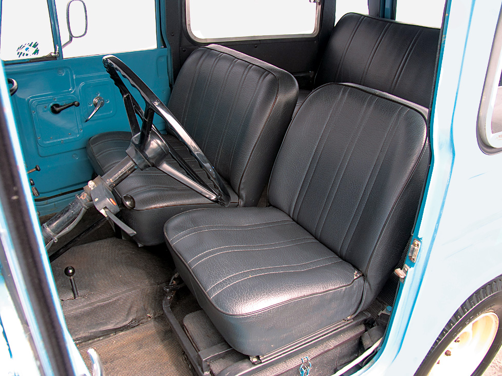 Toyota Bandeirante Com o banco do passageiro dianteiro mais largo, espaço para até seis pessoas