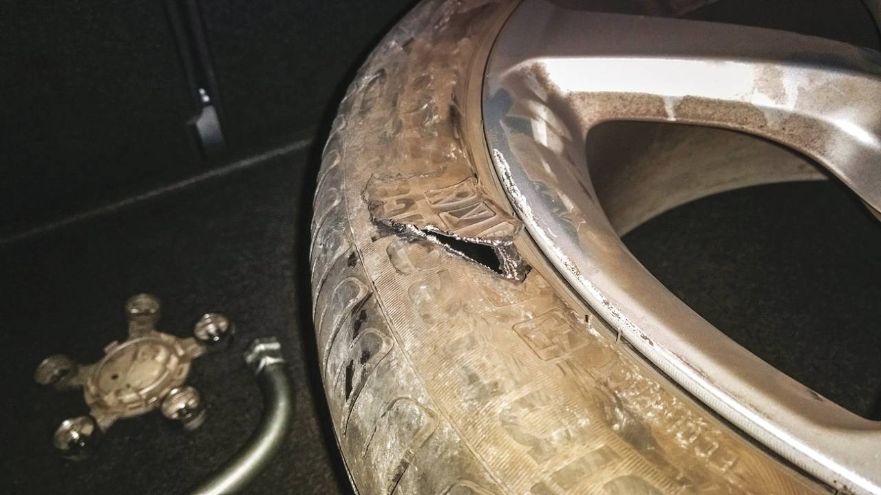 Ombro danificado, pneu condenado