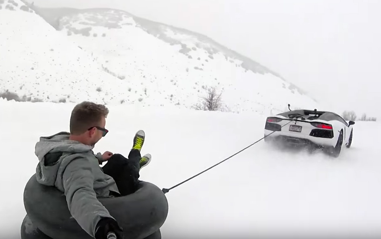 Lamborghini Aventador na neve