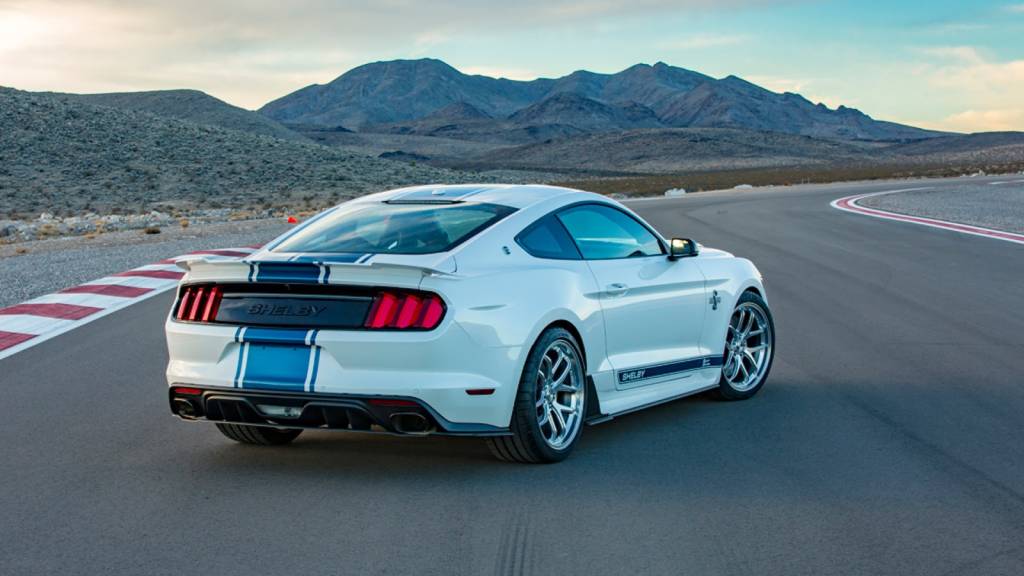 Mustang Shelby Super Snake na poisção 3x4 de traseira