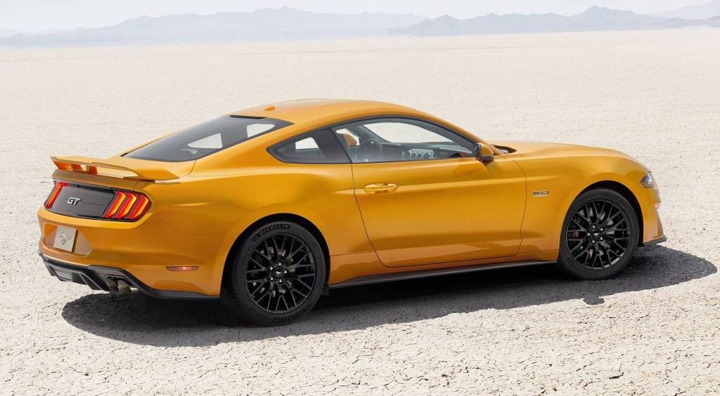 Novo Ford Mustang GT na posição 3x4 de traseira