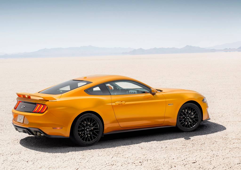 Novo Ford Mustang GT na posição 3x4 de traseira