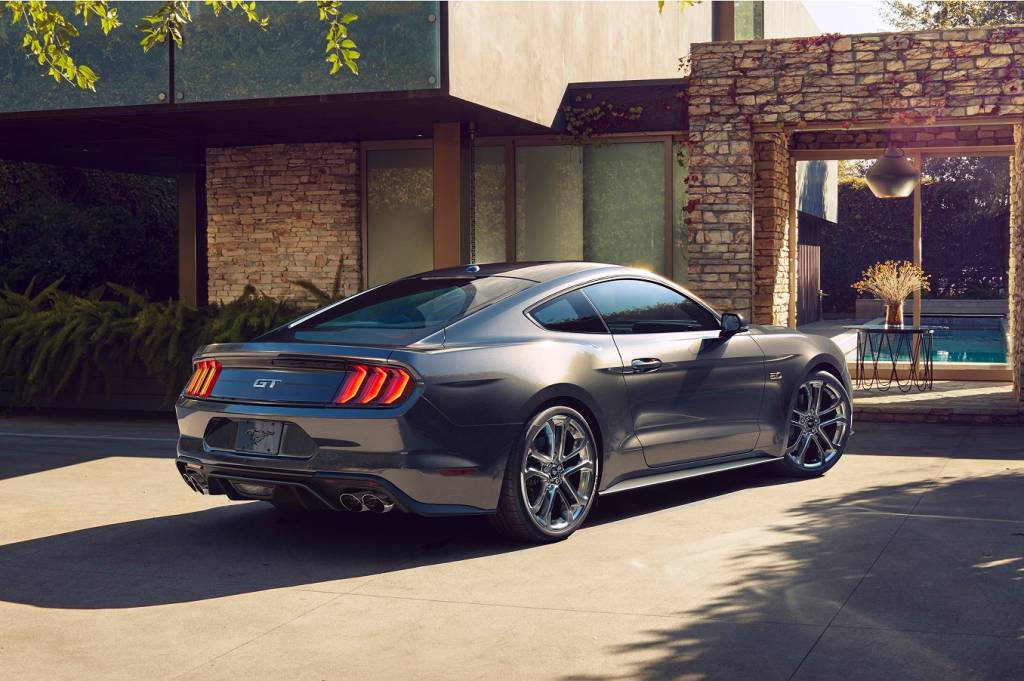 Novo Ford Mustang GT na posição 3x4 de traseira