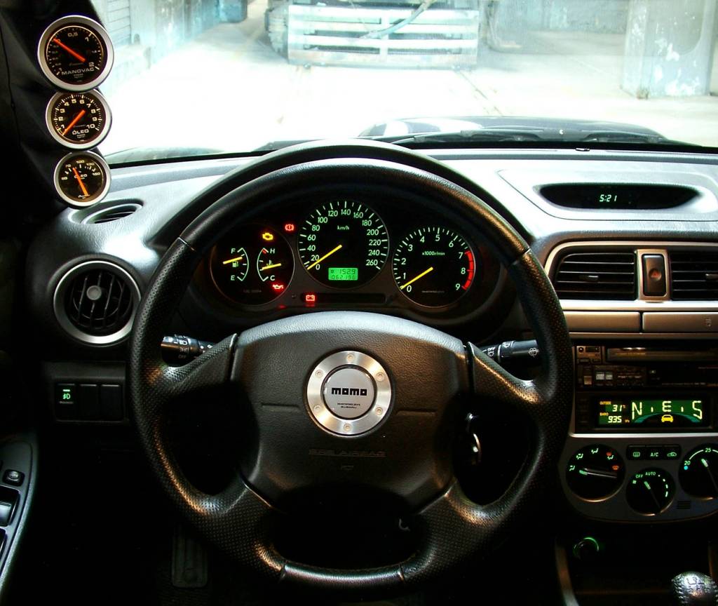 Painel de um Subaru Impreza WRX com instrumentos adicionais na coluna