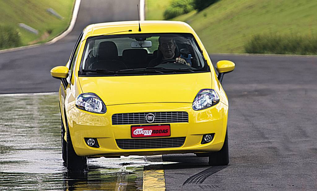 Punto Sporting, modelo 2008 da Fiat, durante teste de frenagem em piso molhado, feito pela revista Quatro Rodas.