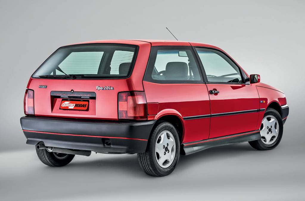 Fiat Tipo 2.0 16V Sedicivalvole Saias laterais, filetes vermelhos nos para-choques e a inscrição Sedicivalvole acima da placa