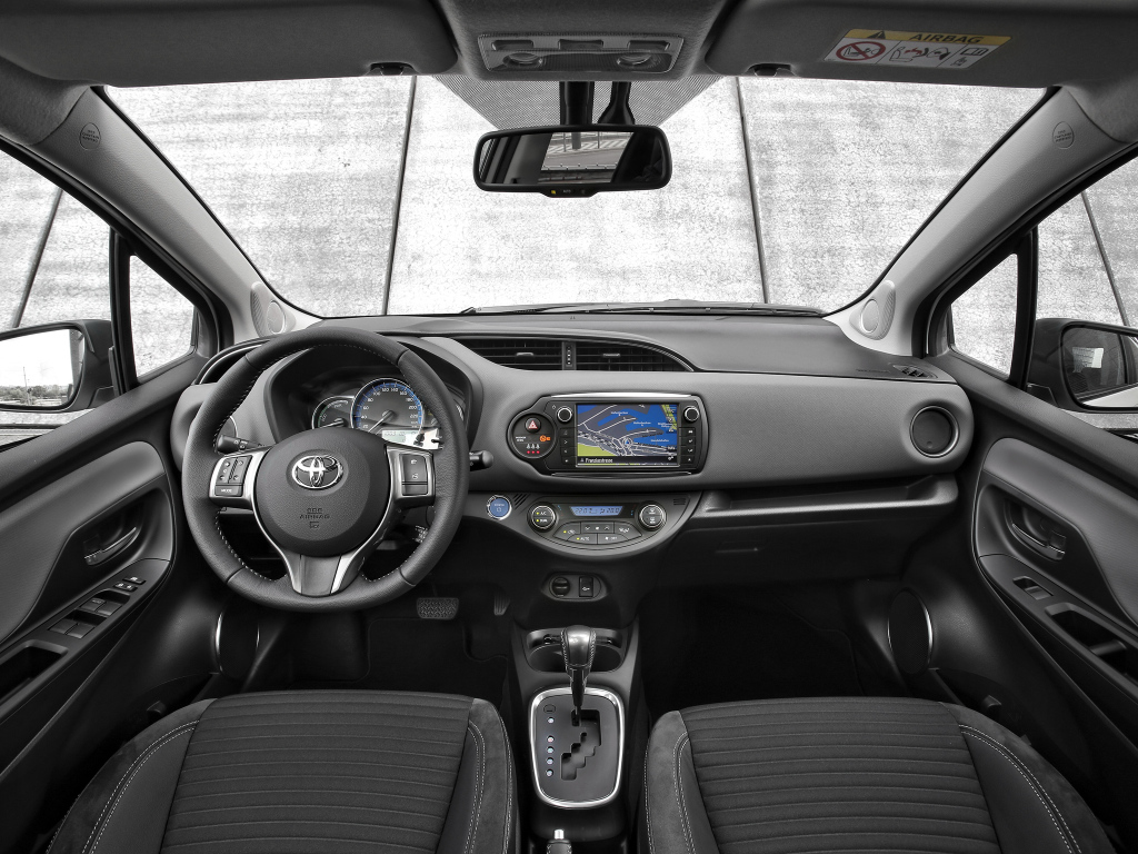 Interior do Toyota Yaris Hybrid