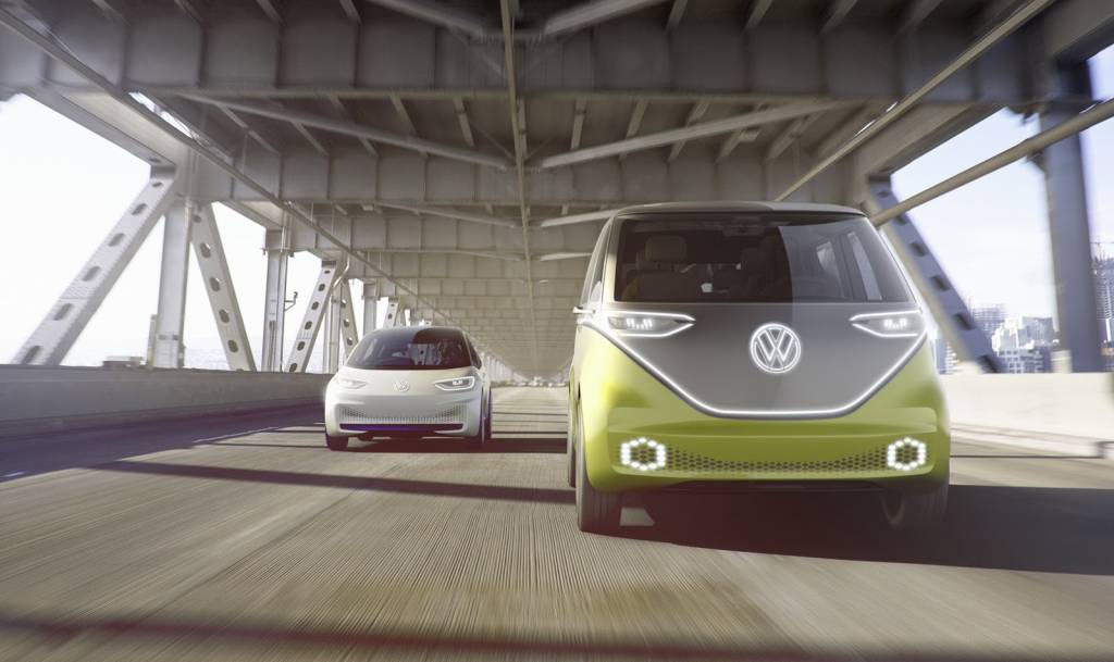 Buzz compõe nova linha de autônomos elétricos da VW ao lado do I.D (esq.)