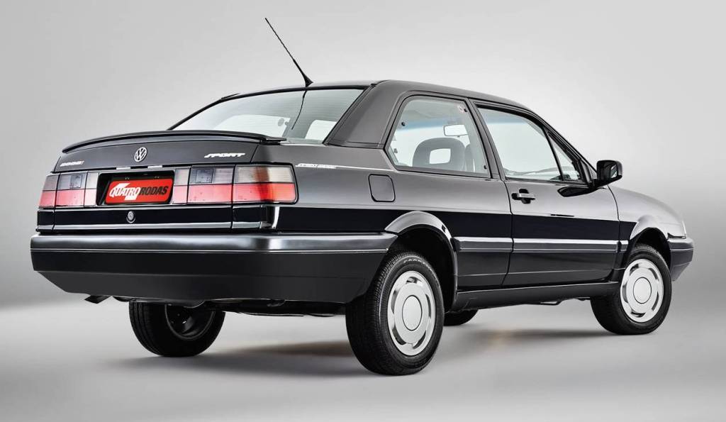 VW Santana Sport Aerofólio, lanternas fumê, rodas do Gol GTS; a versão Sport era um Santana de alma jovem