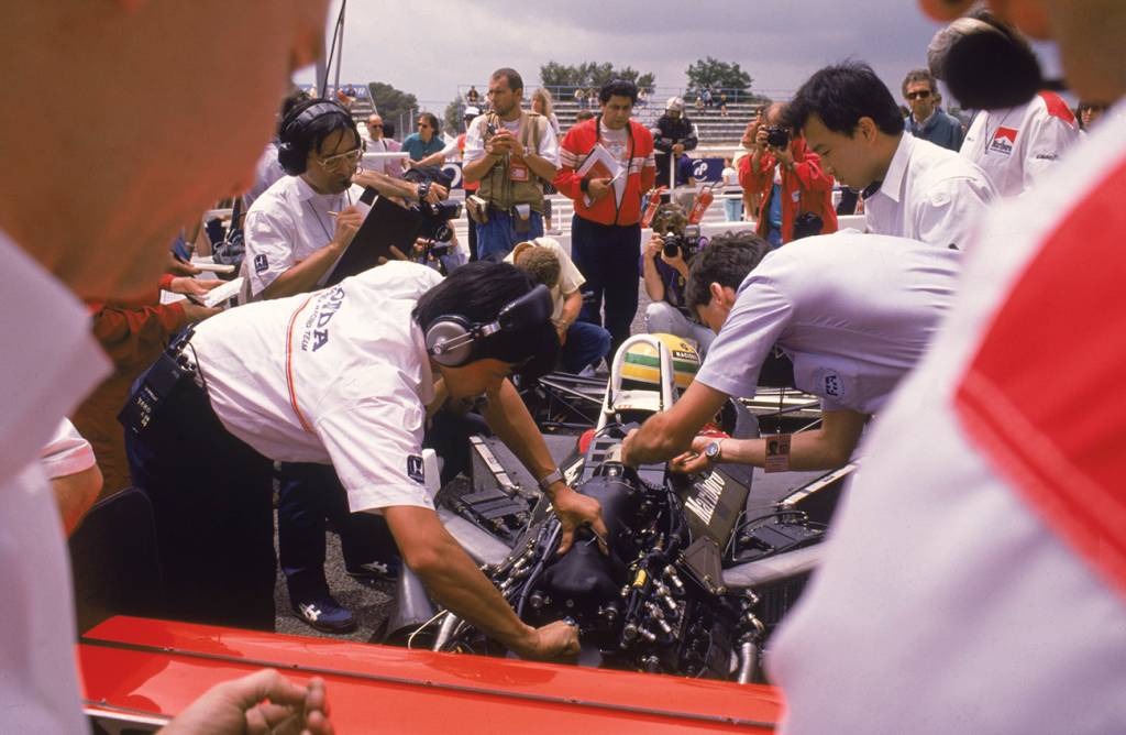 Ayrton Senna e mecânicos