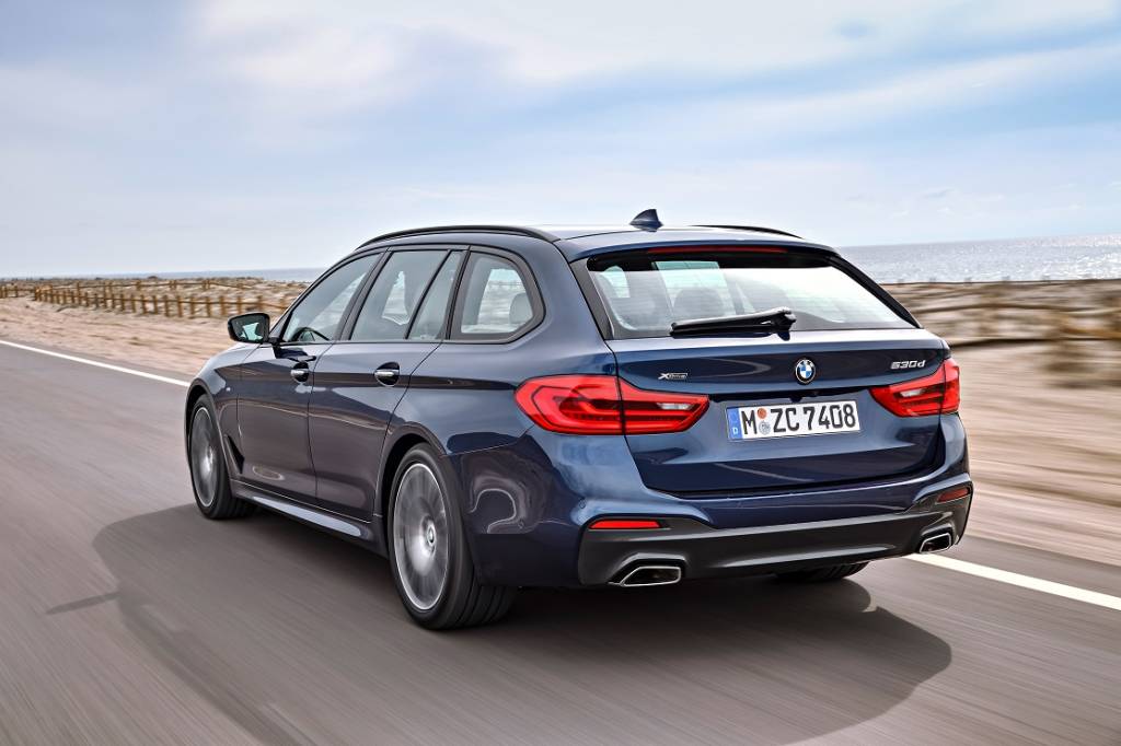 BMW Série 5 Touring na posição 3x4 de traseira