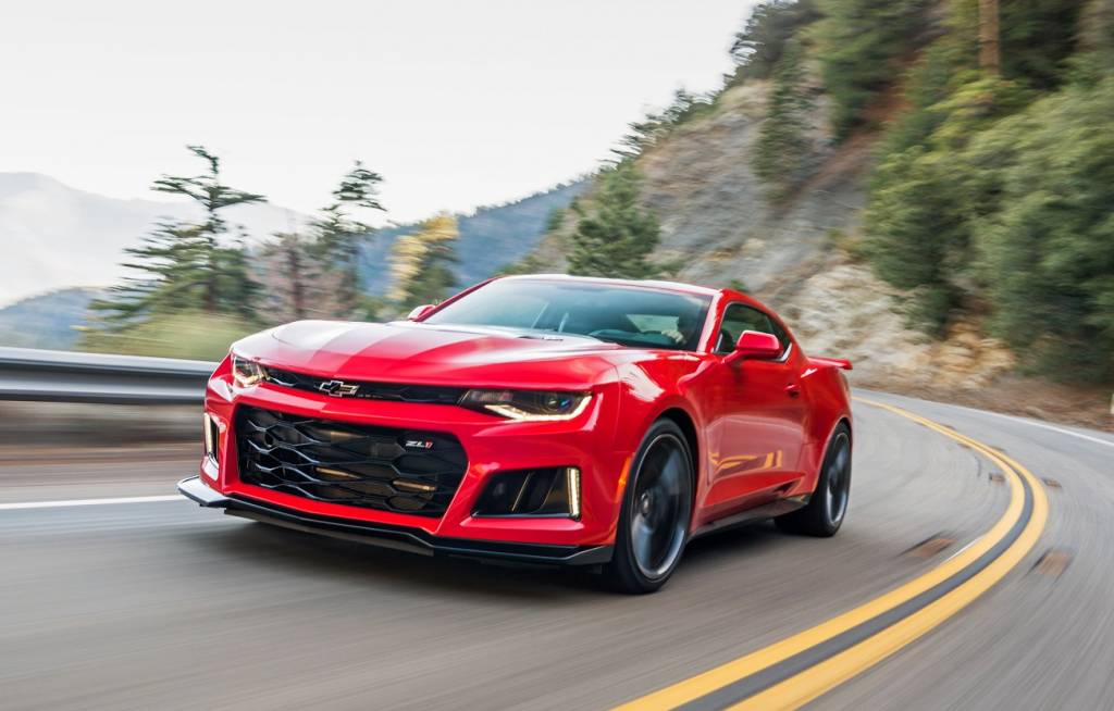 Chevrolet Camaro ZL1 na posição 3x4 de frente