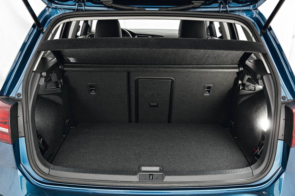 VW Golf Highline Porta-malas comporta até 313 litros de bagagem