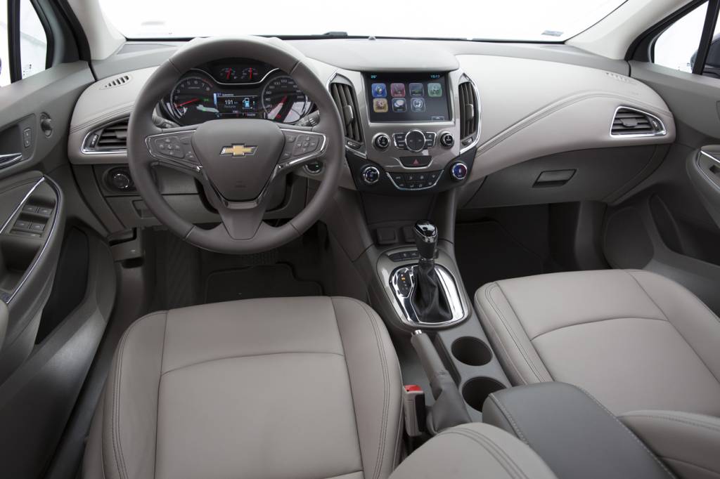 Chevrolet Cruze Sport6 No interior não há a montagem precisa do Volkswagen, mas terá um ambiente mais requintado do que o Focus