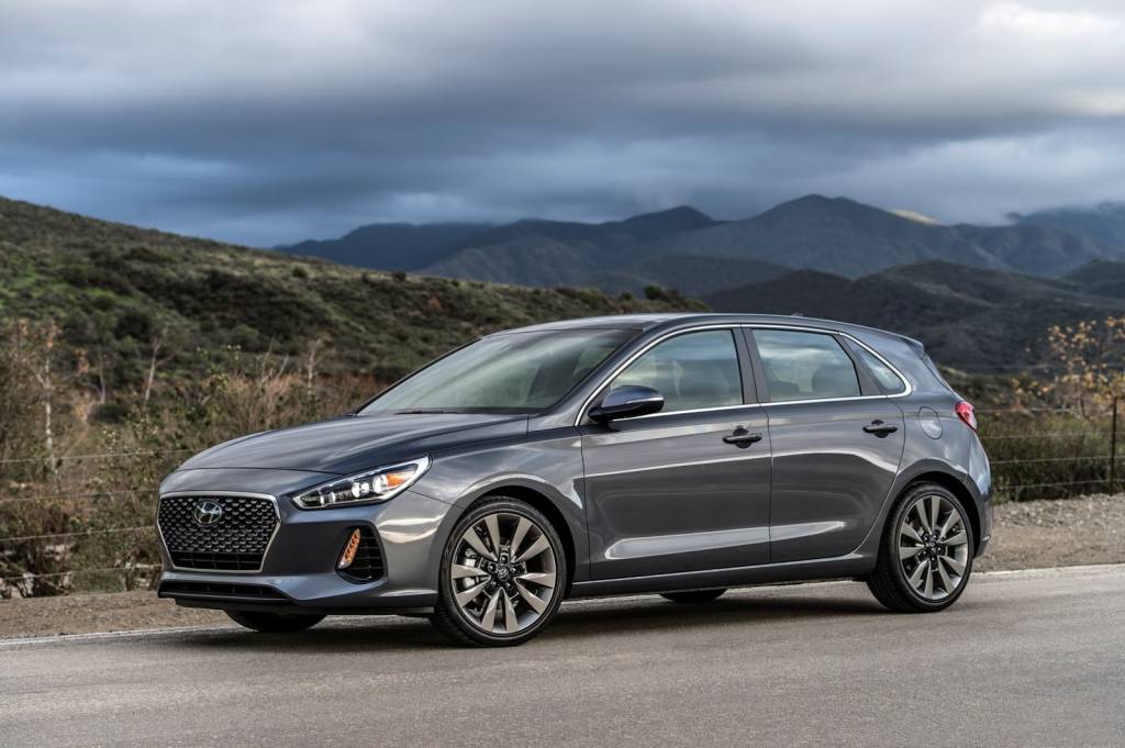 Hyundai Elantra GT na posição 3x4 de frente