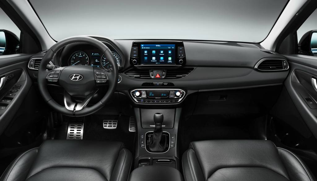 Interior da nova geração do i30 tem traços horizontais e tela multimídia destacada do painel