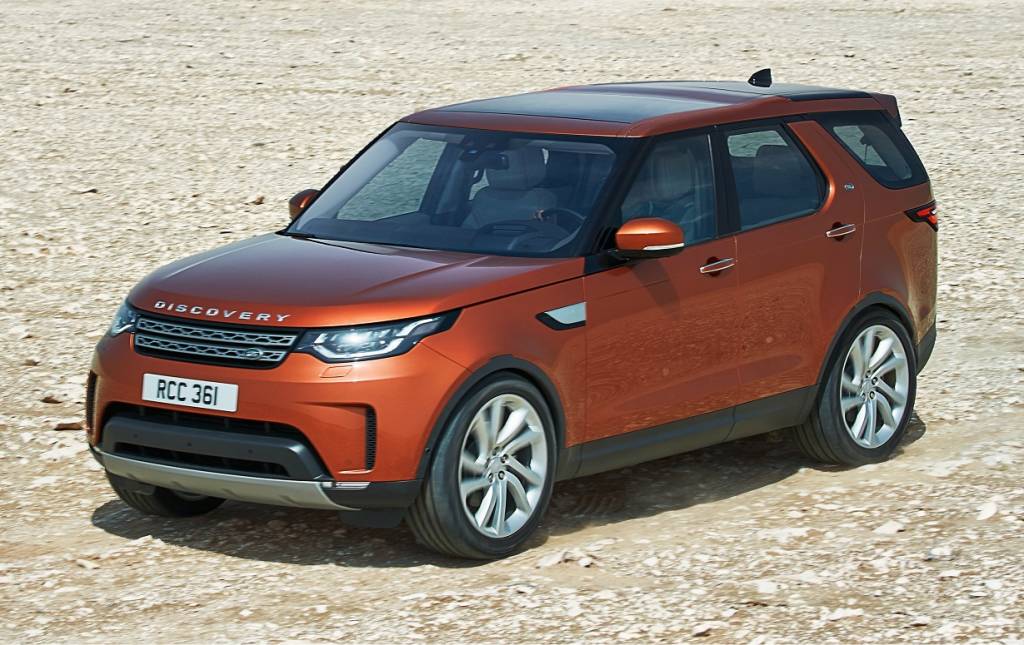 Land Rover Discovery na posição 3x4 de frente