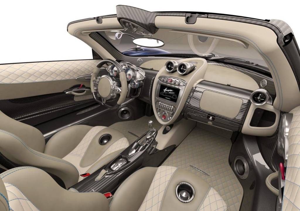 Interior mantém o estilo característico da Pagani, com certo ar retrô