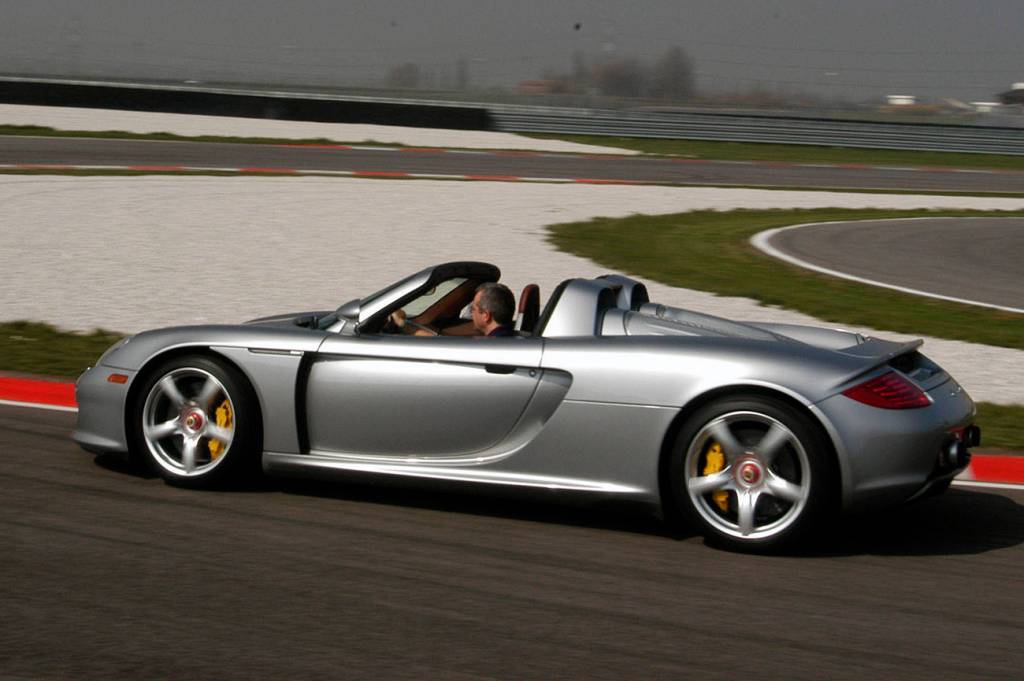 Paulo Campo Grande, editor da QUATRO RODAS, acelerando o Porsche Carrera GT no autódromo de Adria, na Itália