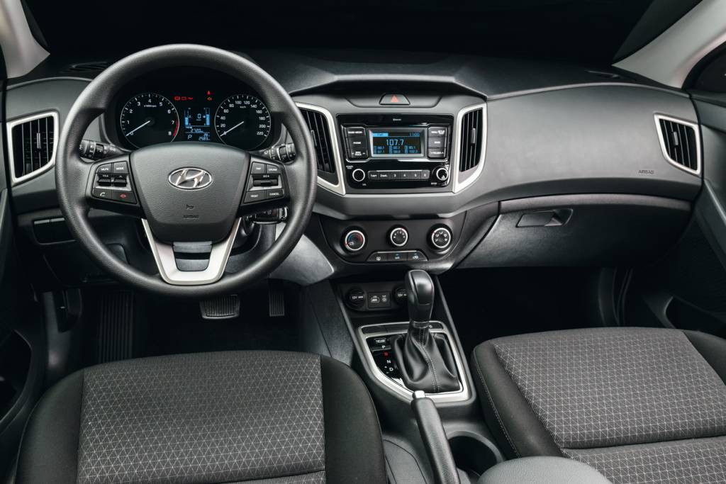 Hyundai Creta Pulse 2.0 A versão 1.6 traz painel preto, bancos em tecido, rádio simples com Bluetooth, ar-condicionado manual e quadro de instrumentos mais simples