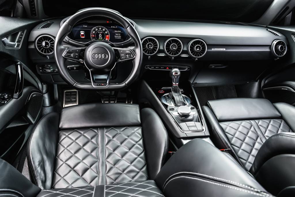 Audi TTS TTS: interior minimalista e foco em ergonomia