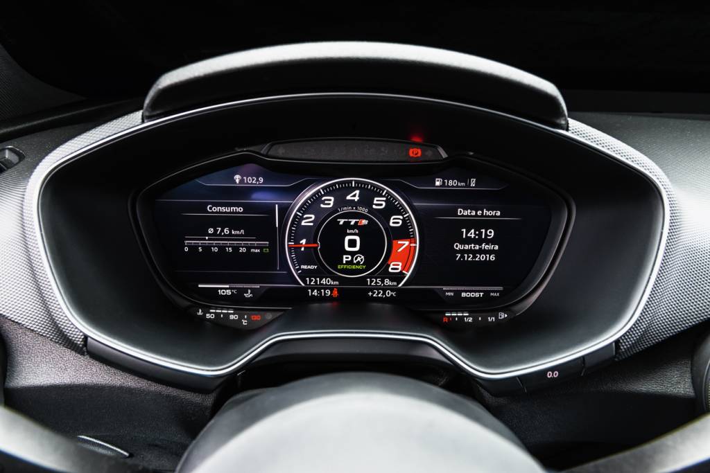 Audi TTS Tela de 12,3 polegadas exibe de tudo: dados do computador de bordo, mapa do GPS e sistema de som