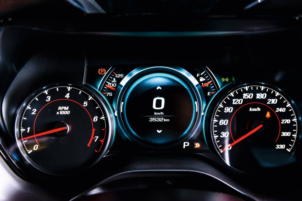 Chevrolet Camaro Camaro tem uma tela TFT ladeada por conta-giros e velocímetro analógicos