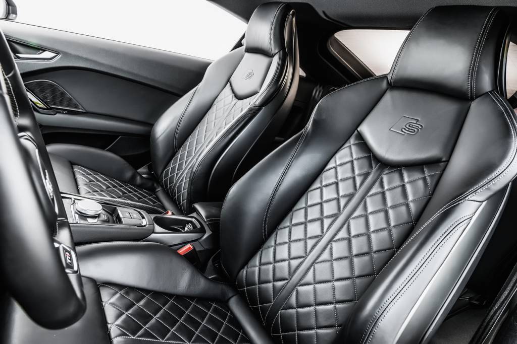 Audi TTS Assentos esportivos de couro e regulagens elétricas