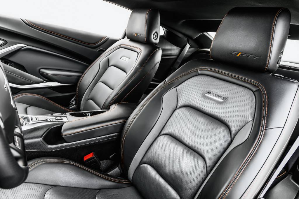 Chevrolet Camaro Bancos elétricos têm sistema de ventilação interna e memória de posição