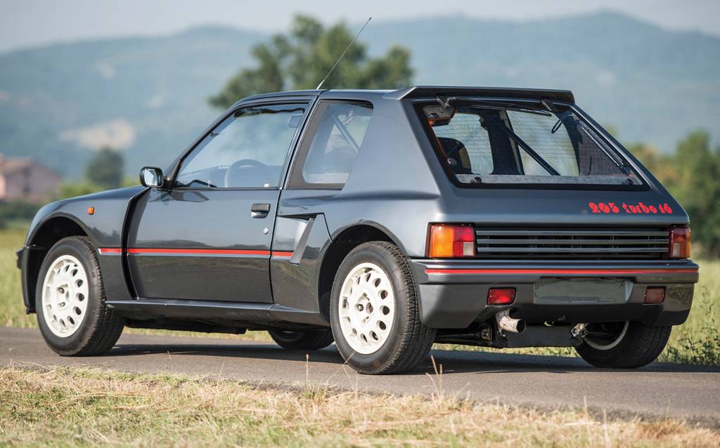Peugeot 205 T16 Motor 1.8 turbo do T16 ficava em posição central-traseira, atrás dos ocupantes