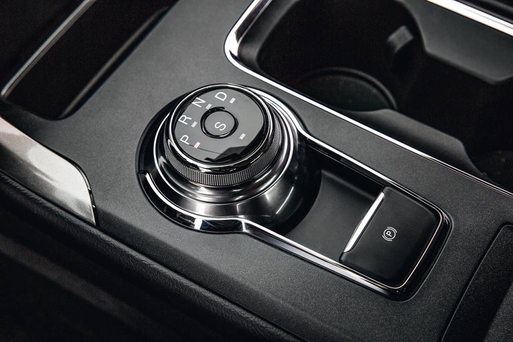 Câmbio com botão giratório lembra os modelos da Jaguar