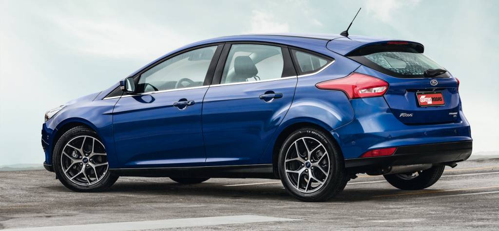 Ford Focus Titanium A Titanium Plus oferece faróis de xenônio, sistema de frenagem automático e retrovisores elétricos