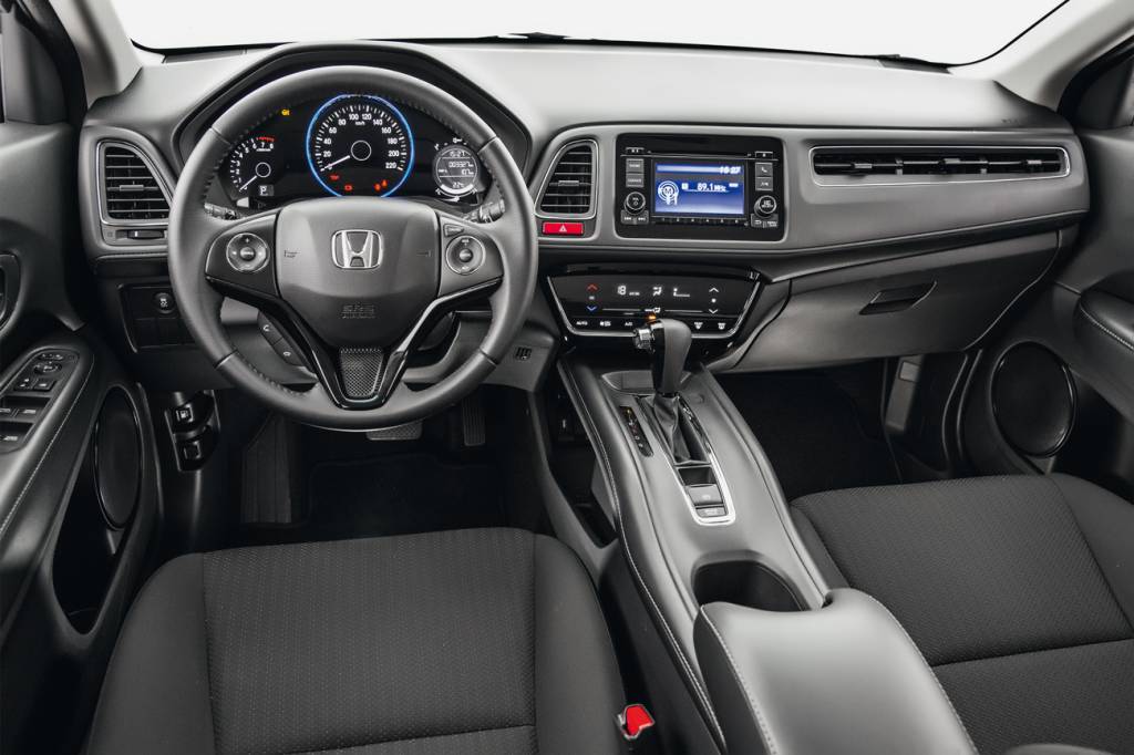 Console alto do HR-V dá a impressão de uma posição de dirigir mais baixa
