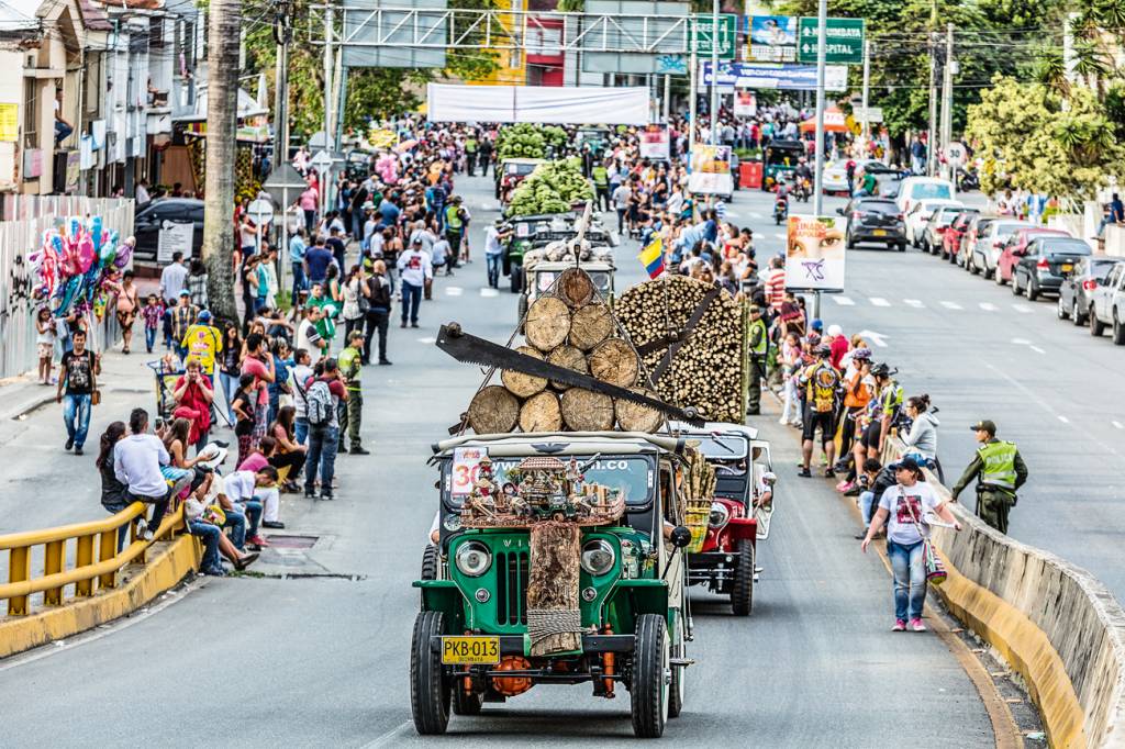 Criado 1998, o desfile é acompanhado de perto pela população, que toma integralmente a Avenida Bolívar