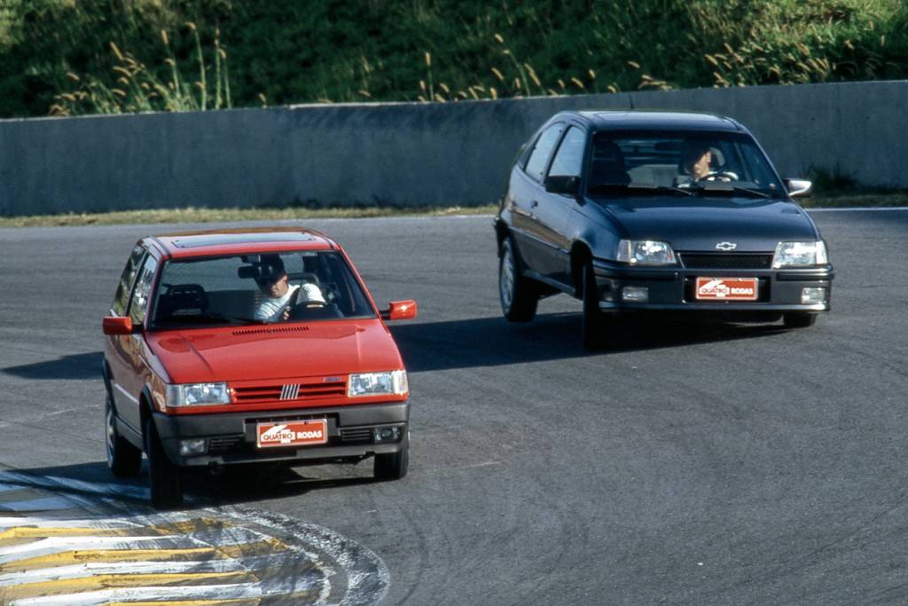 Grandes Comparativos: Fiat x Chevrolet O motor 2.0 do Kadett GSi falou mais alto que o 1.6 do Uno R