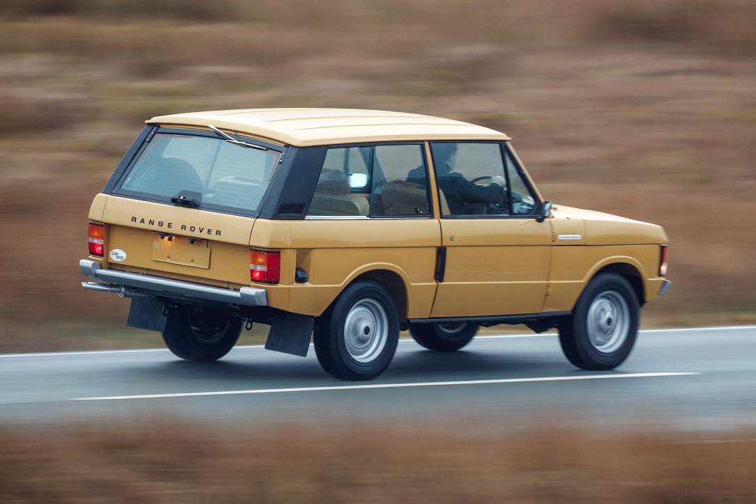 Range Rover Reborn Range Rover Reborn na posição 3x4 de traseira