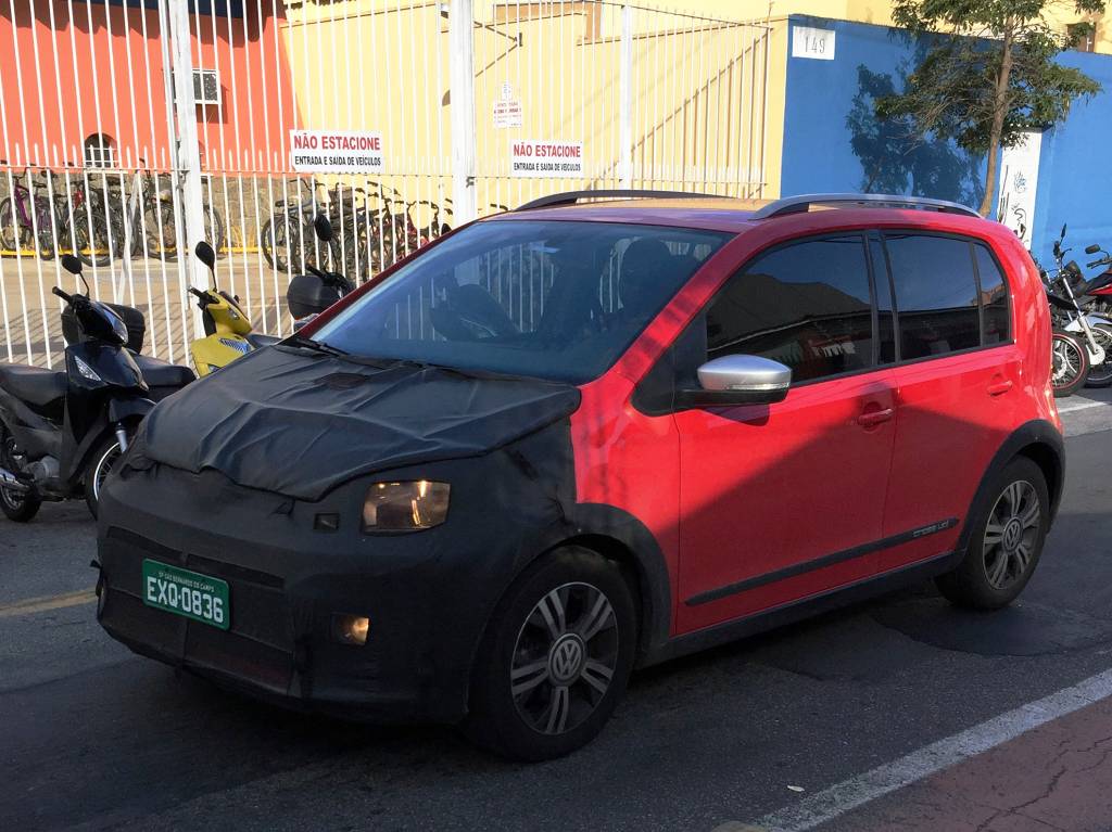 VW Cross Up já circula com camuflagem leve